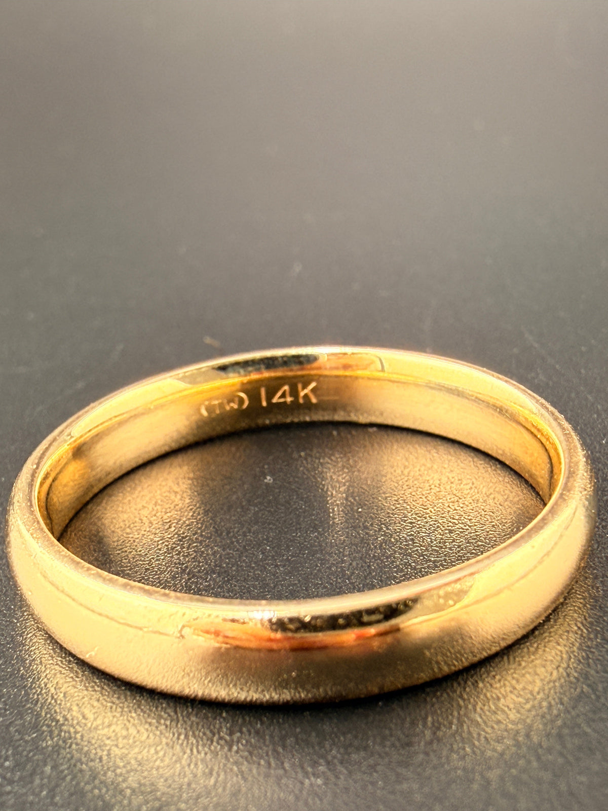 14K Solid Gold Men’s Wedding Band – 4mm Classic Plain Gold Ring (Size 11, 5.67g) detail view