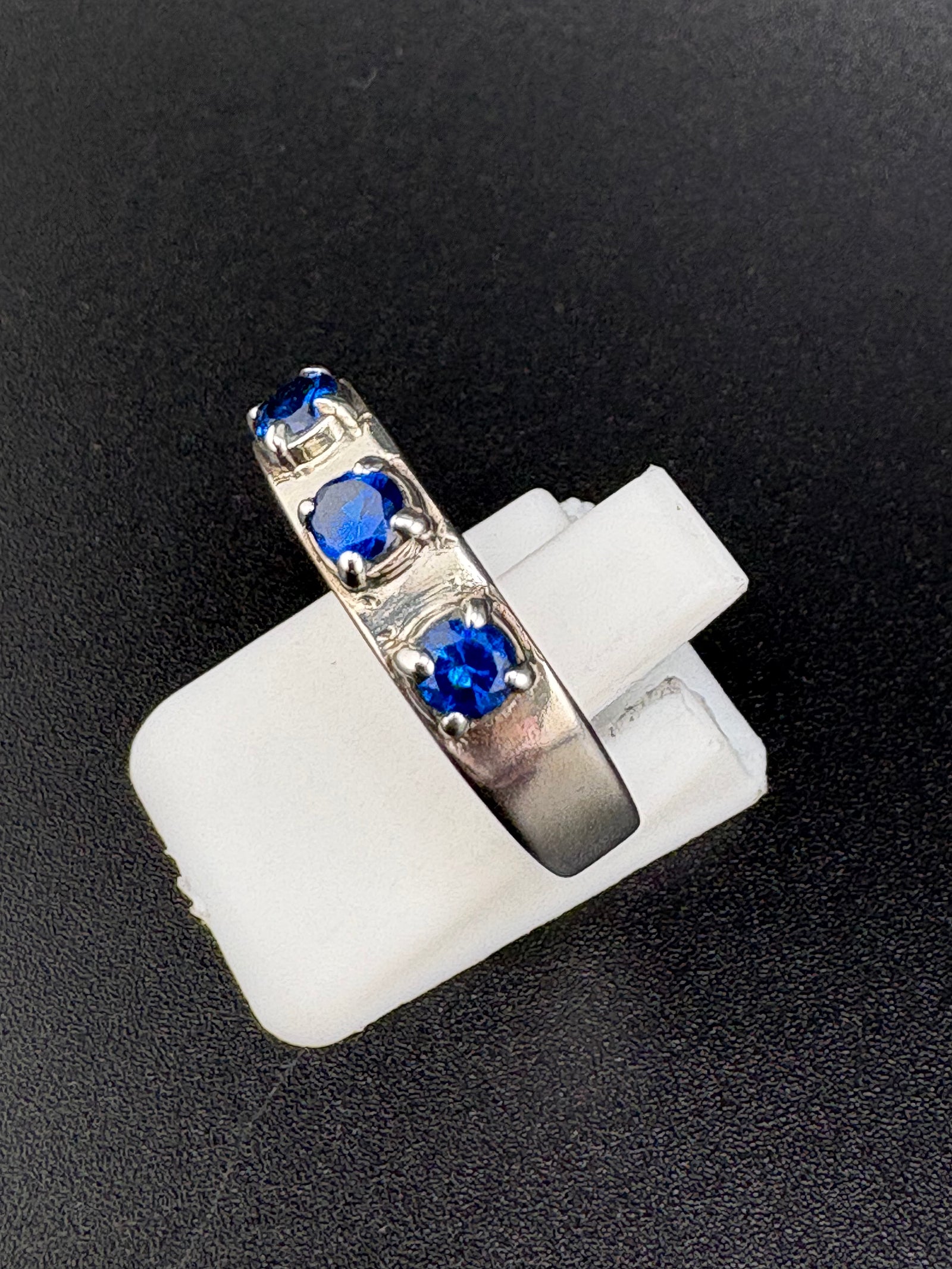 925 Sterling Silver Ring with 3 Blue CZ Stones – Size 7 detail view