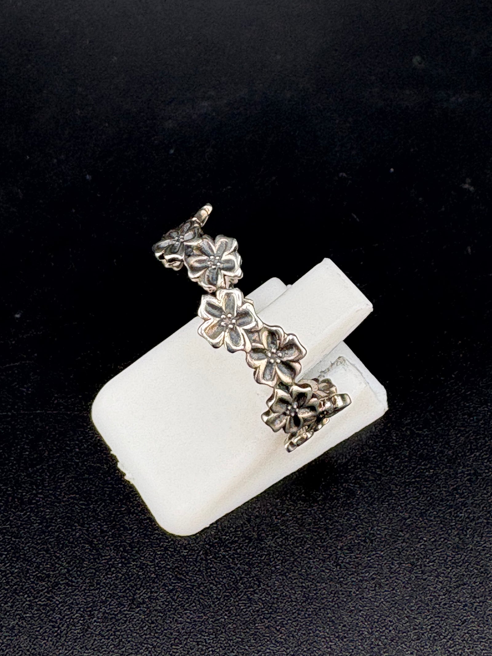 .925 Sterling Silver Flower Band Ring – 2g detail view