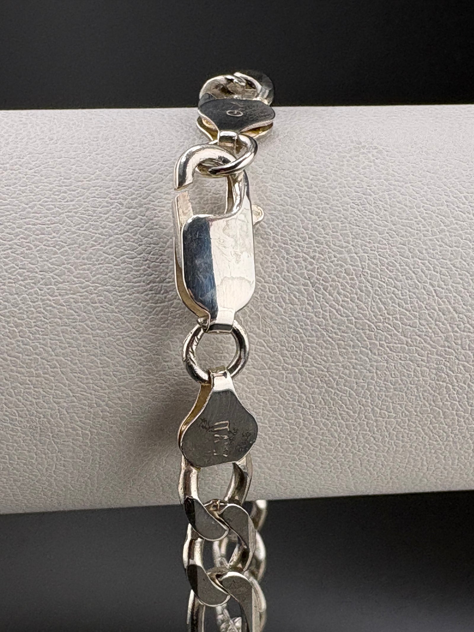 925 Sterling Silver Figaro Chain Bracelet – 7.25mm – 8.5" detail view