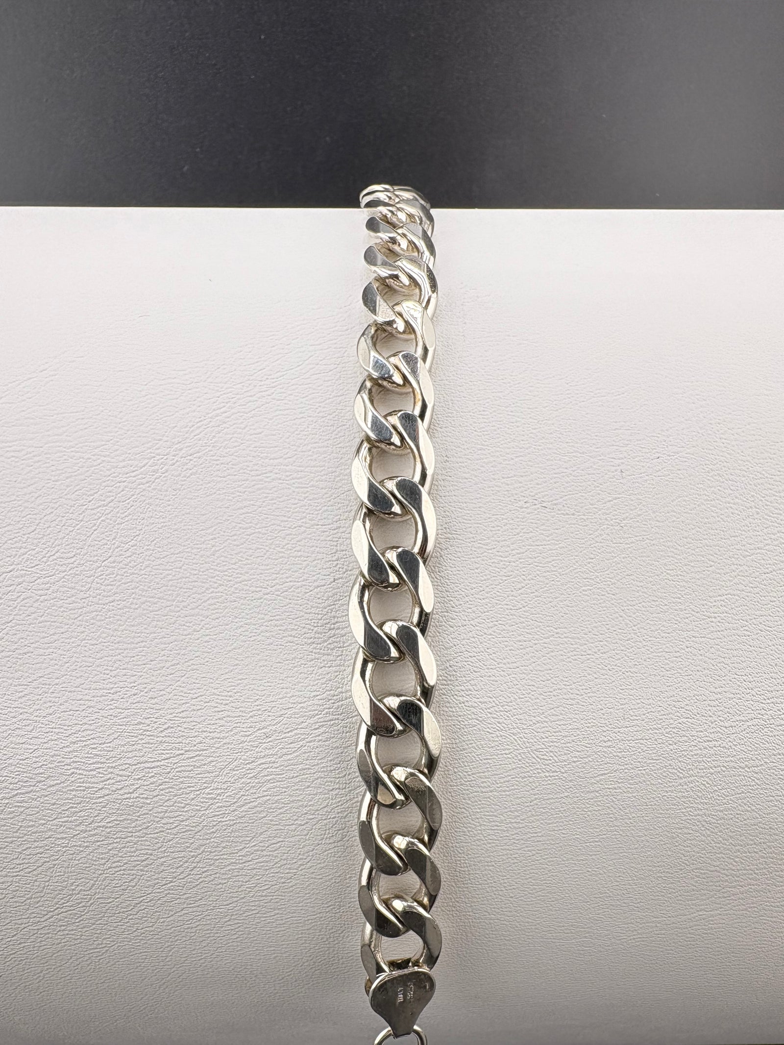 .925 Sterling Silver Curb Link Bracelet – 8.15mm – 8.5" detail view