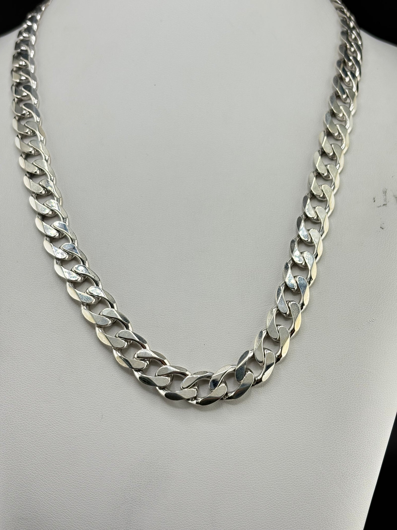 .925 Sterling Silver Curb Chain Necklace – 11.25mm / 23.5" detail view