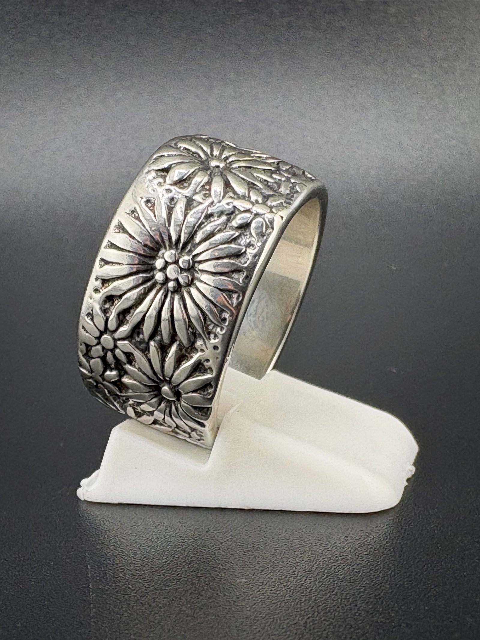.925 Sterling Silver Flower Power Ring – 9.17g detail view