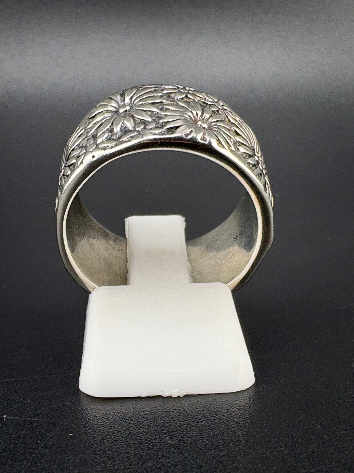 .925 Sterling Silver Flower Power Ring – 9.17g