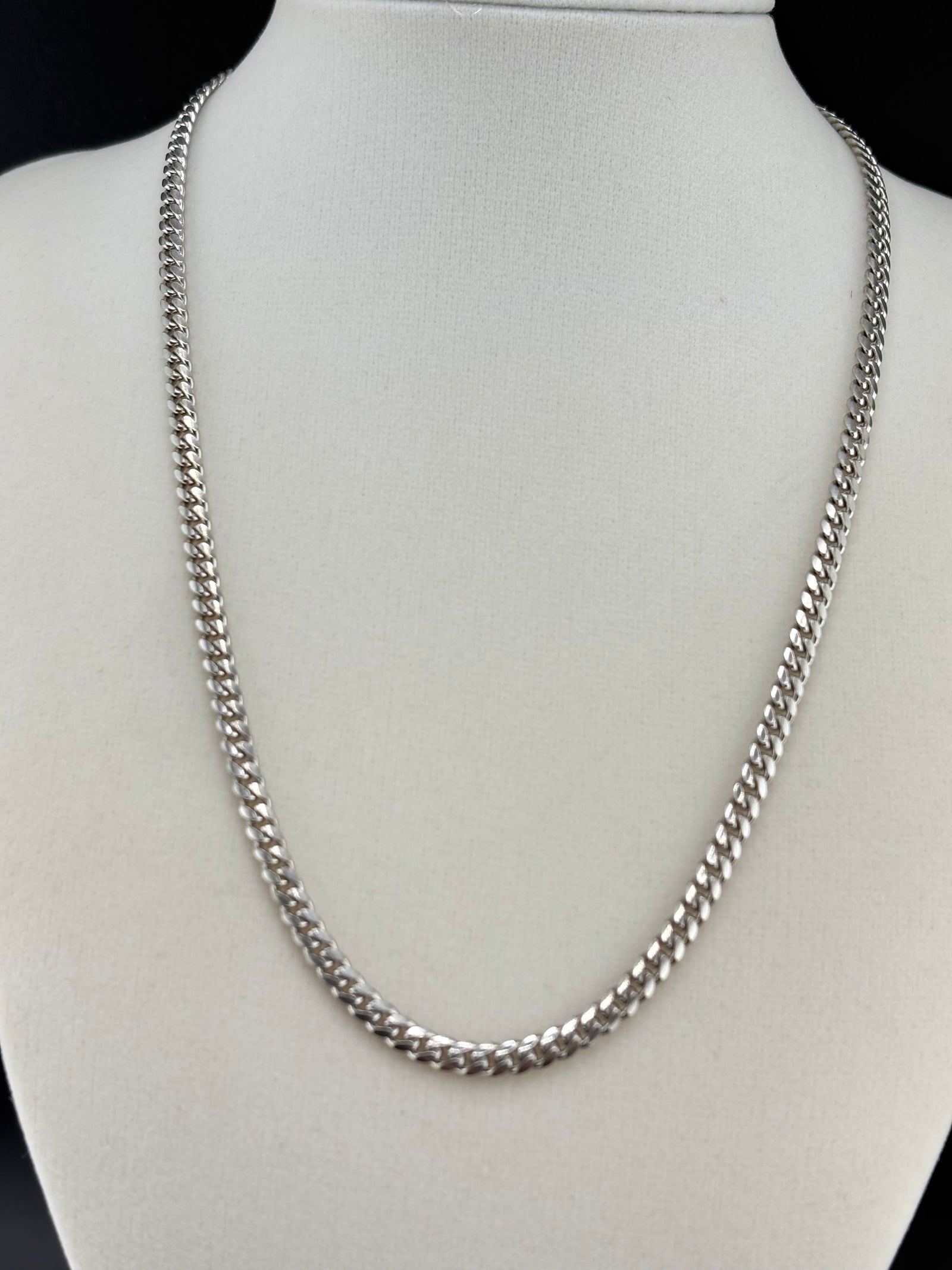 .925 Sterling Silver Cuban Link Necklace – 3.92mm / 18" detail view
