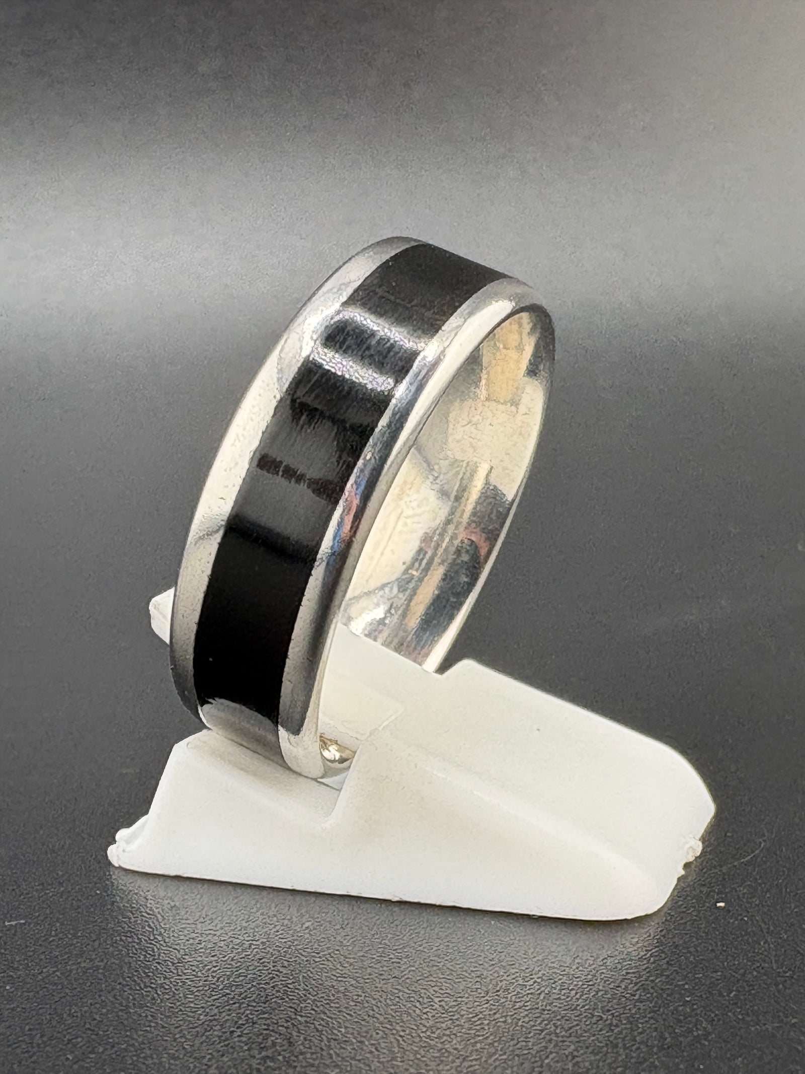 .925 Sterling Silver Black & Silver Band Ring – 5.5g – Size 10 detail view