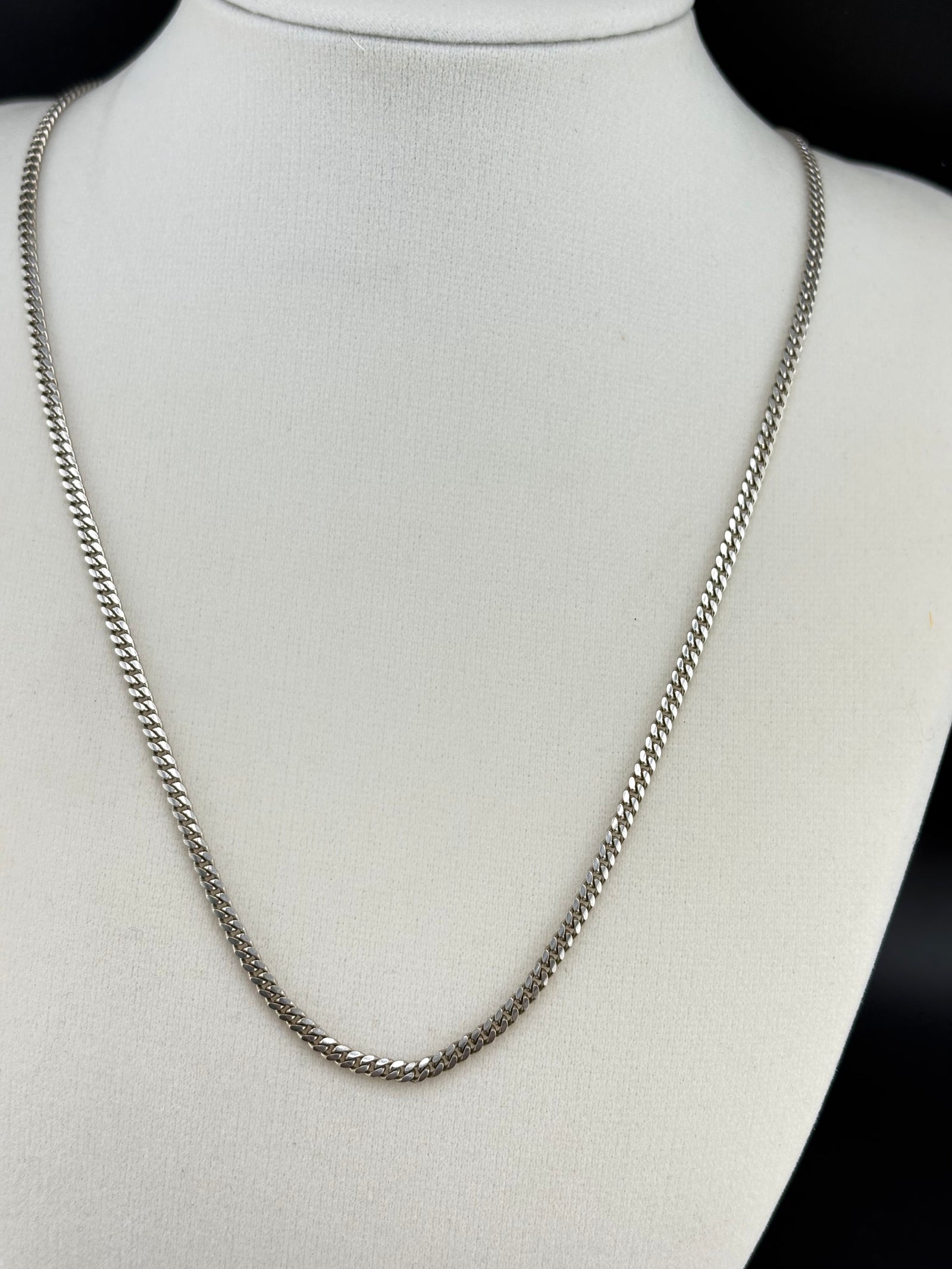 .925 Sterling Silver Cuban Link Necklace – 2.75mm / 24.25" detail view