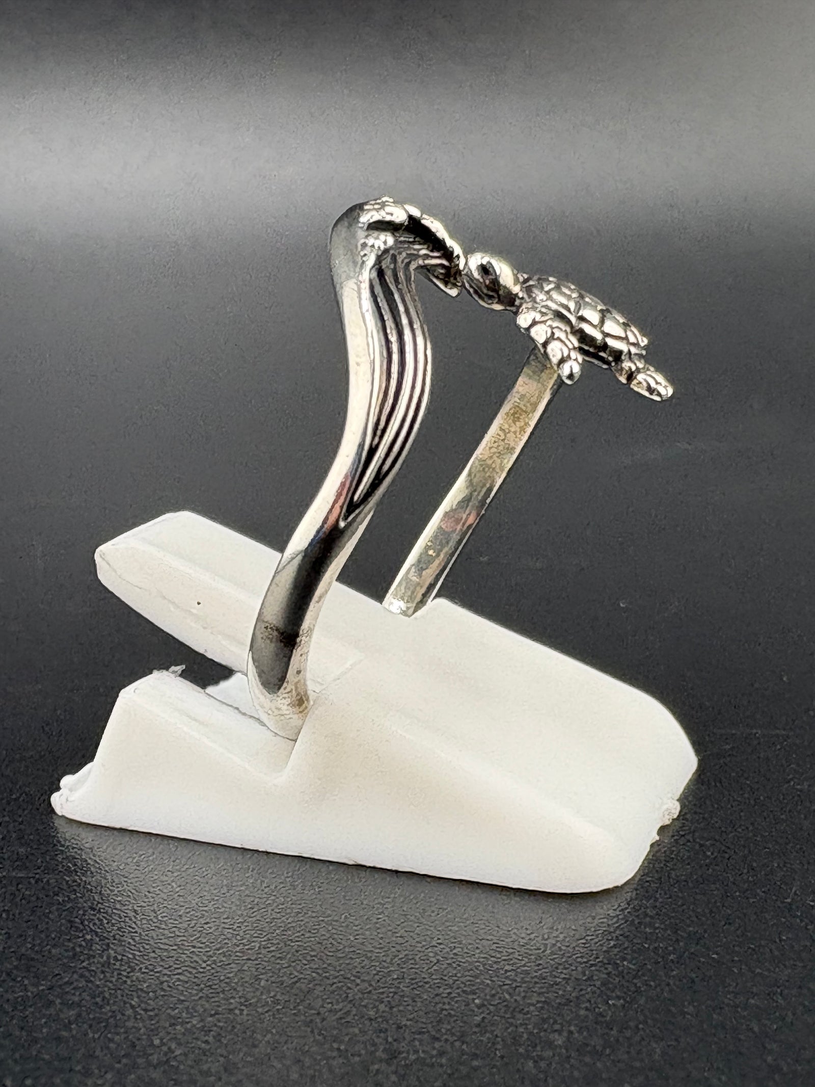 .925 Sterling Silver Turtle & Wave Ring – 2.52g – Size 7 detail view