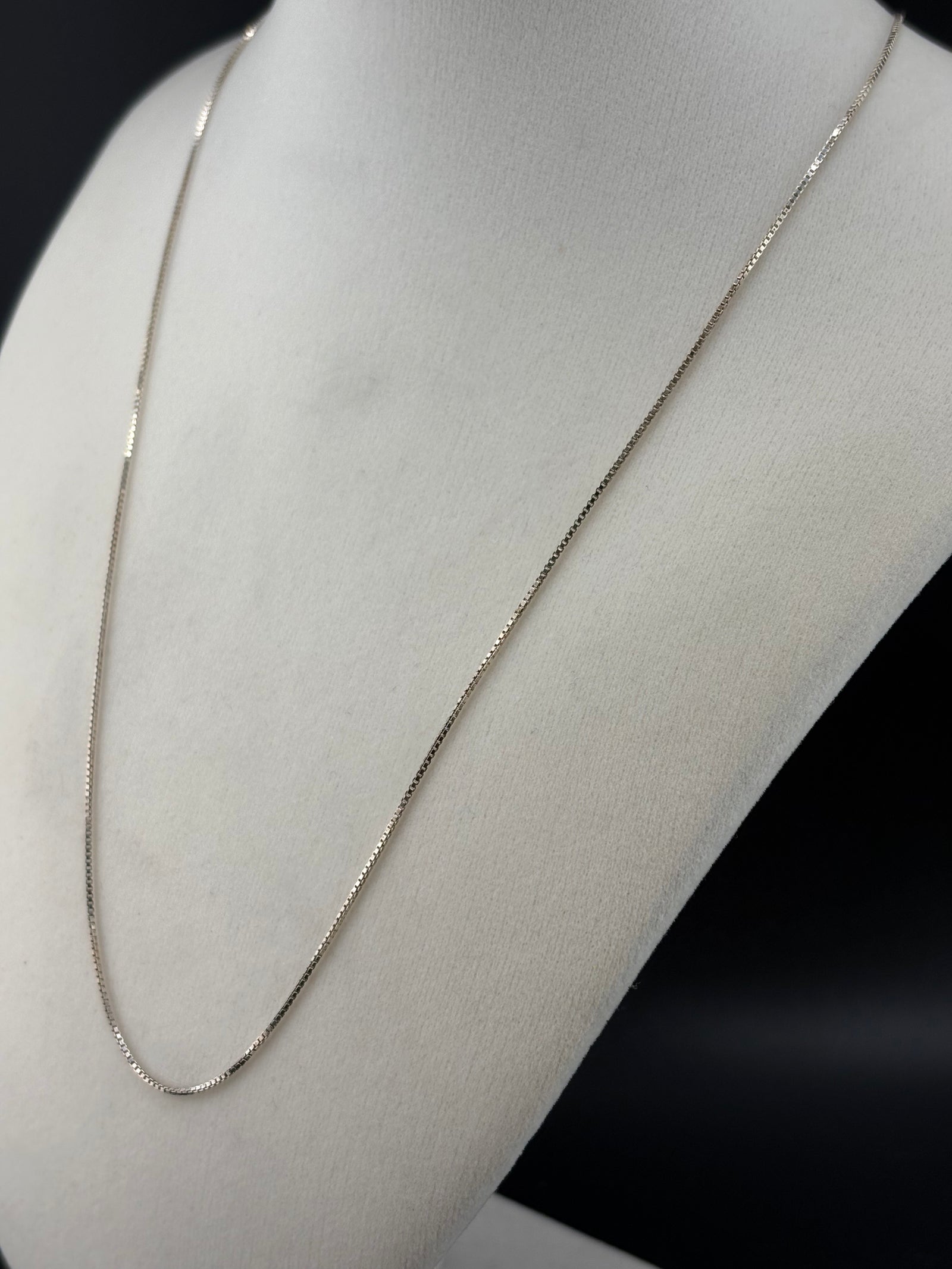 .925 Sterling Silver Box Chain Necklace – 0.88mm / 20" detail view