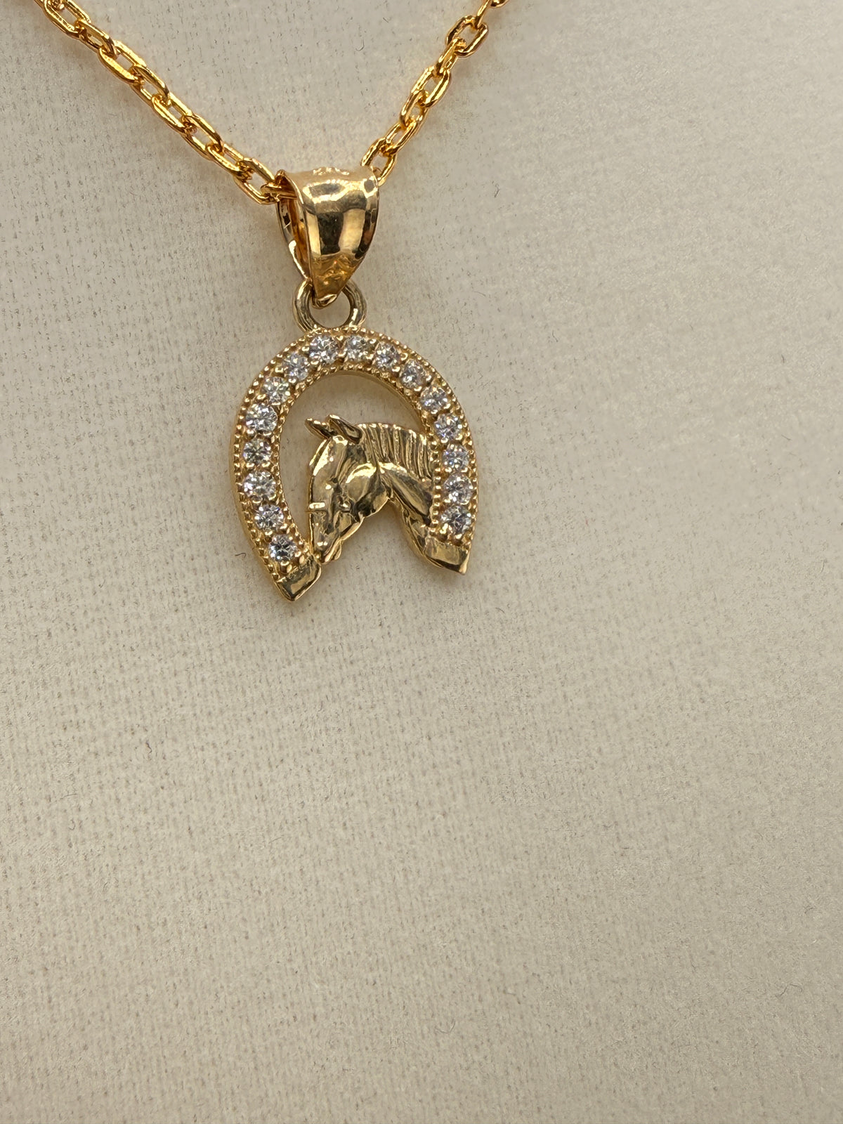 14k Gold Horseshoe Pendant detail view