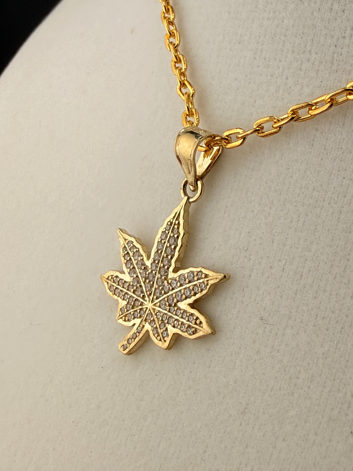 10K Solid Gold CZ Diamond-Encrusted Herbal Leaf Pendant detail view